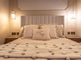 Derby Town Luxe studio room with own bathroom and kitchenette, hotel in Derby