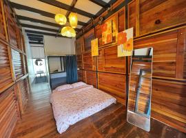 Nhà Dưới Đồi Homestay, hotel in Ấp Man Ling