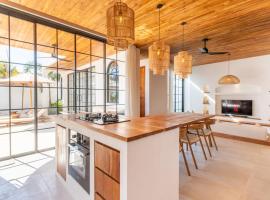 Villa Surfer Rosa - Uluwatu by Yolla Hospitality, ξενοδοχείο σε Bingin Beach