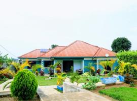 Fun-Ville Vacation Home, Entire home - 4 bedrooms, camera con cucina a Kabarole