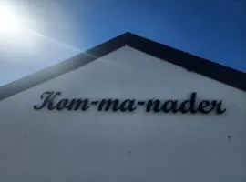 Kom ma nader