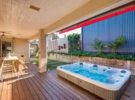 Luxury and Style on Pasadena with large spa