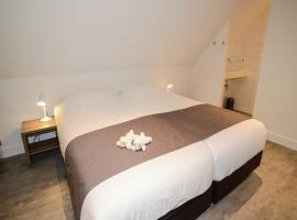 Beautiful luxurious villa situated in Den Burg, hotel in Den Burg