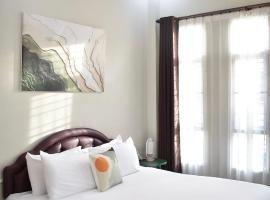 Khwanlom House, hotel com estacionamento em Lampang