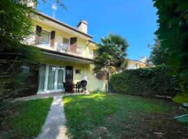 Comfortable house with shared pool, hotel in Porto Santa Margherita di Caorle