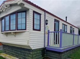 Caravan - Sleeps 4 - Pet friendly - Parking, hotel in Newton Stewart