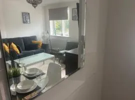 Apartment - Sleeps 4 & On-site Parking