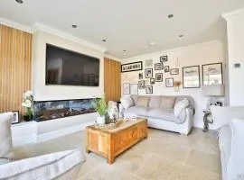 Modern 5-Bed Retreat with Parking