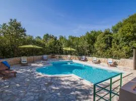 Villa Ana, Spacious 5 Bedroom Retreat with Access to 2 Shared Pools