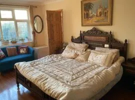 Apartment - Sleeps 4 - Parking - Balcony - Garden