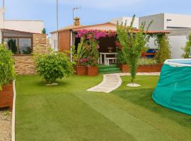 "Chalet La Buganvilla con Piscina Privada y Jardín Cerca de la Playa en Chiclana", hotel en Chiclana de la Frontera