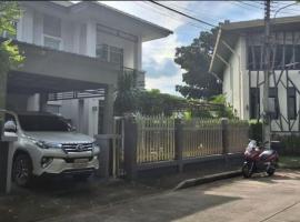 Spacious Entire House with shared Fitness Room and Shared Indoor Pool in club, hotel v destinaci Pathum Thani