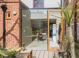Smugglers Cottage - Unique Old Town Stay