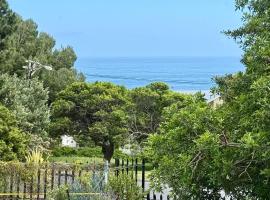 Family Beach Home 15-minute walk down to Camps Bay Beach-NEW LISTING!, hotel in Swartklip
