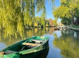 Charming riverside Independent Cottage with garden near Paris and Disneyland