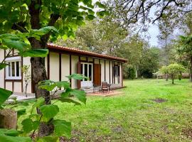 Maison en forêt, calme, proche village et piste cyclable - meublé 3 étoiles, hotel di Uza