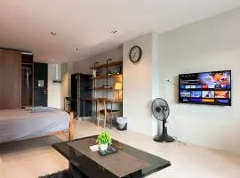 Central 1BR 50sqm Walk to BTS & Night Market