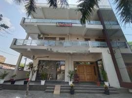 Girbar Dhaam Near By Prem mandir, hotel em Vrindāvan