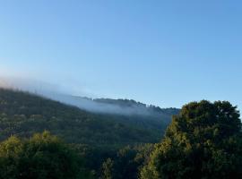 Riverbend berkshire east basecamp, hotel v destinaci Charlemont