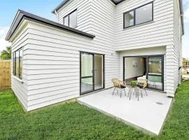 Modern Family Retreat Near Auckland City & Airport
