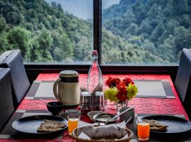 Aurevelle Kastura Resort Kanatal - 5 Min from Surkhanda Devi Temple # Mountain View Rooms # Himalayan View Resort, hotel di Kanatal