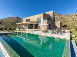 Unique villa nestled between mountains