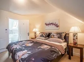 Large Central Townhse 2Baths FREE parking Superking bed