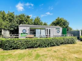 Green CargoPod at Lee Wick Farm Cottages & Glamping, hotel i Clacton-on-Sea