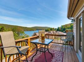 Deep Creek Lake Townhome with Deck and Water Views, hotel in Oakland