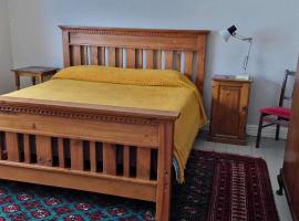 House - Sleeps 10 - Parking - 40 Mins to Dublin, hotel en Summerhill