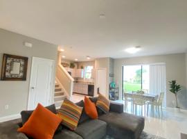 Modern Tropical Family Retreat near Legoland, Disney, Universal and Bok Towers, Hotel in Kissimmee