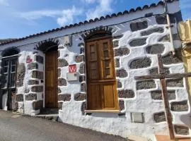 Cozy Canarian House La Casa de mis Abuelitos by HRTenerife Net