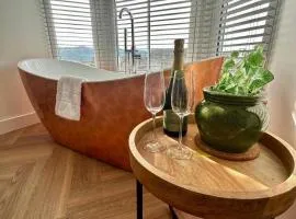 Luxury Pet-Friendly 2 Bed Retreat in Central Bowness with Copper Roll-Top Bath & Sun Terrace