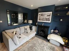 3 Bed Home - Sleeps 6 Garden Pets Free Parking