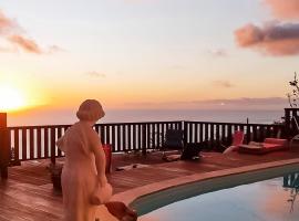KAZ PANORAMA Luxe Créole Piscine et Terrasse Vue Panoramique Océan Fruits du Jardin Parapentes, ξενοδοχείο σε Saint-Leu