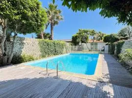 Jolie maison avec jardin, piscine et parking
