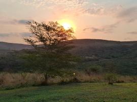 Sunset Safari Camp at Hluhluwe Game Park, ξενοδοχείο σε KwaNompondo