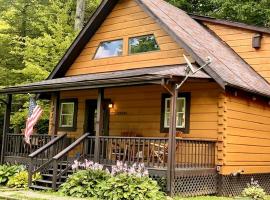 Rustic Wooden Cabin Settled Between Trees in Monterville, West Virginia, hotel v destinaci Monterville