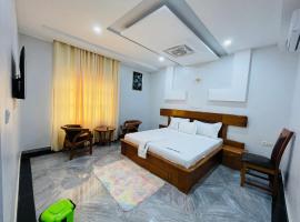 Reine Hôtel: Bohicon şehrinde bir otel