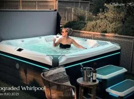 SalvatoreHomes - Pure Luxury in the Centre of Bardolino with Pool & Private Jacuzzi - Casa Olivia - a 5 Star Luxury Collection at Lake Garda