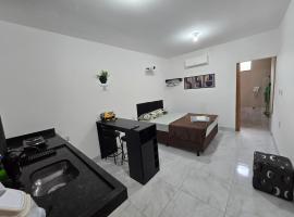 Flat completo 15 com ar condicionado e colchão confortável, hotel in Aparecida de Goiânia