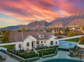 Luxe Family Retreat with Private Pickleball a Large Swim Spa indoor Movie Theatre 2 Outdoor Firepits a Home Gym and more