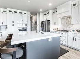 Great views luxe gym fireplace deck sleeps 8