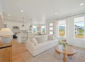 Scandinavian-Inspired 3br2.5ba sleeps 8 stylish