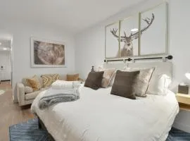 Lux studio hot tub king bed views gym DeerVly