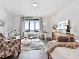 Lux Sleeps 4 king bed hot tub views gym