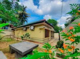 Moms House Dickwella