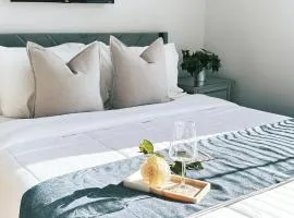 Downtown 2BR, Full Kitchen, PPAC&Convention Center