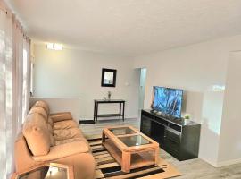 Kirvia's retreat "entire home" 8 minutes to WEM, caba&ntilde;a o casa de campo en Edmonton