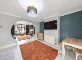 Lesley House 4 bed villa TV Internet Garden